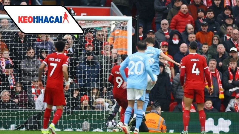 Liverpool và Man City đồng loạt sảy chân ở Ngoại hạng Anh